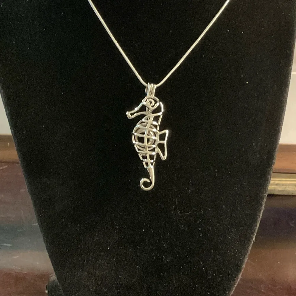 Vintage Silver 2” Seahorse Pendant Necklace w/an Italian 925 Sterling 18” Chain - Image 3