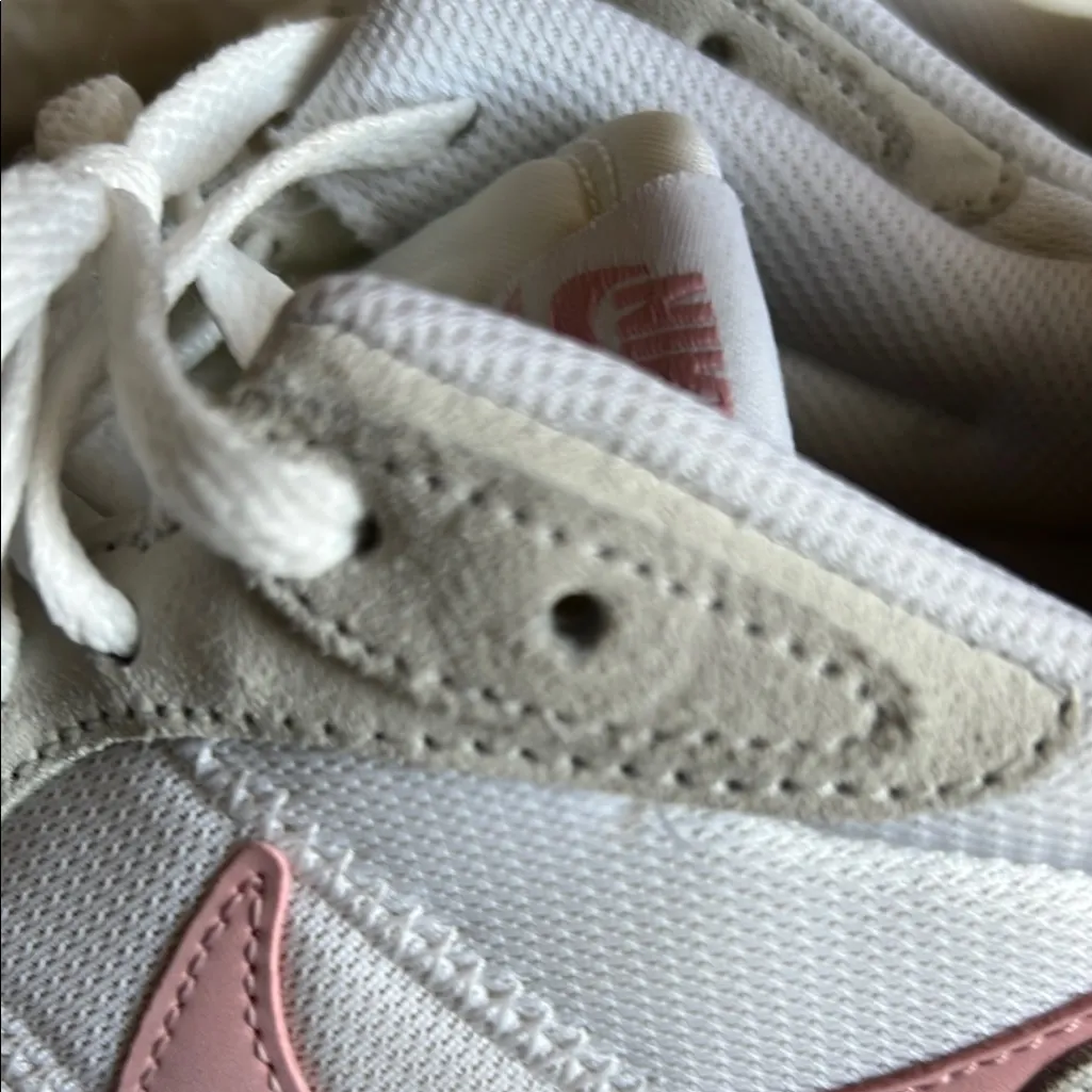 Nike Venture Runner White and Pink Sneakers with Low-Top Design‎ Size 10 - Image 2