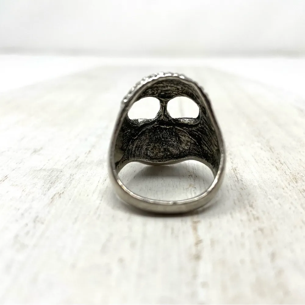 Silver tone skull ring, approx size 9 - Image 7