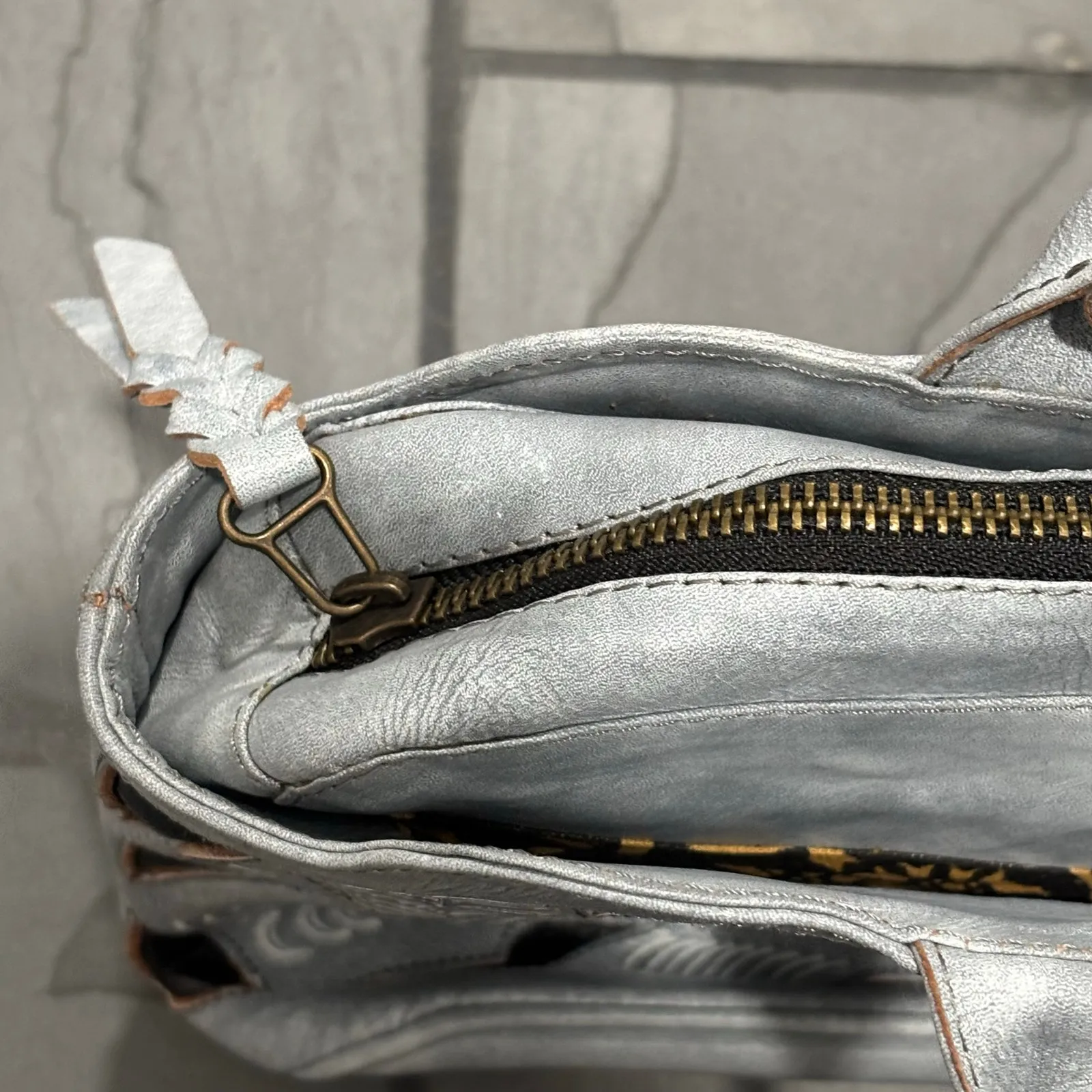 Leaders in Leather Classic Cut Out Whitewash Shoulder Bag Gray - Image 4