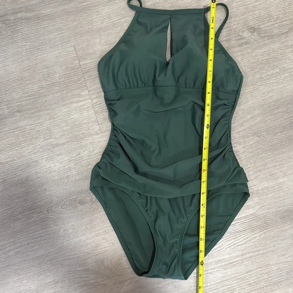 Ellen Tracy one piece ruched swimsuit with cutout at front - Image 8