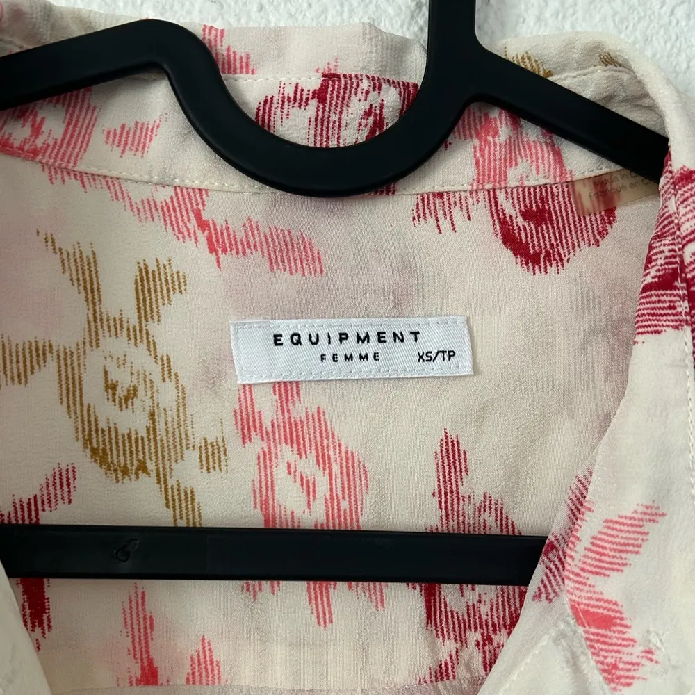 Equipment femme silk floral button down short sleeve top Sz XS - Image 12
