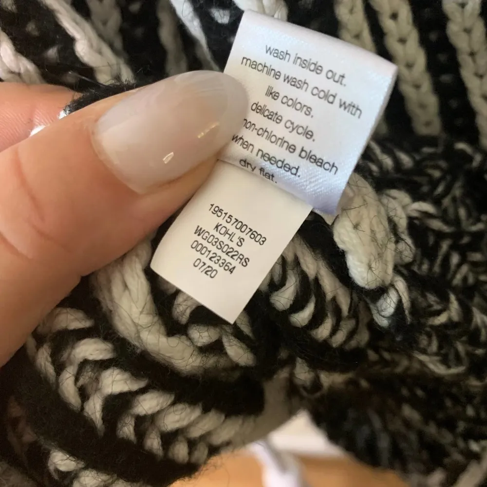 Elizabeth and James  Black and White Sweater Women's Medium - Image 8