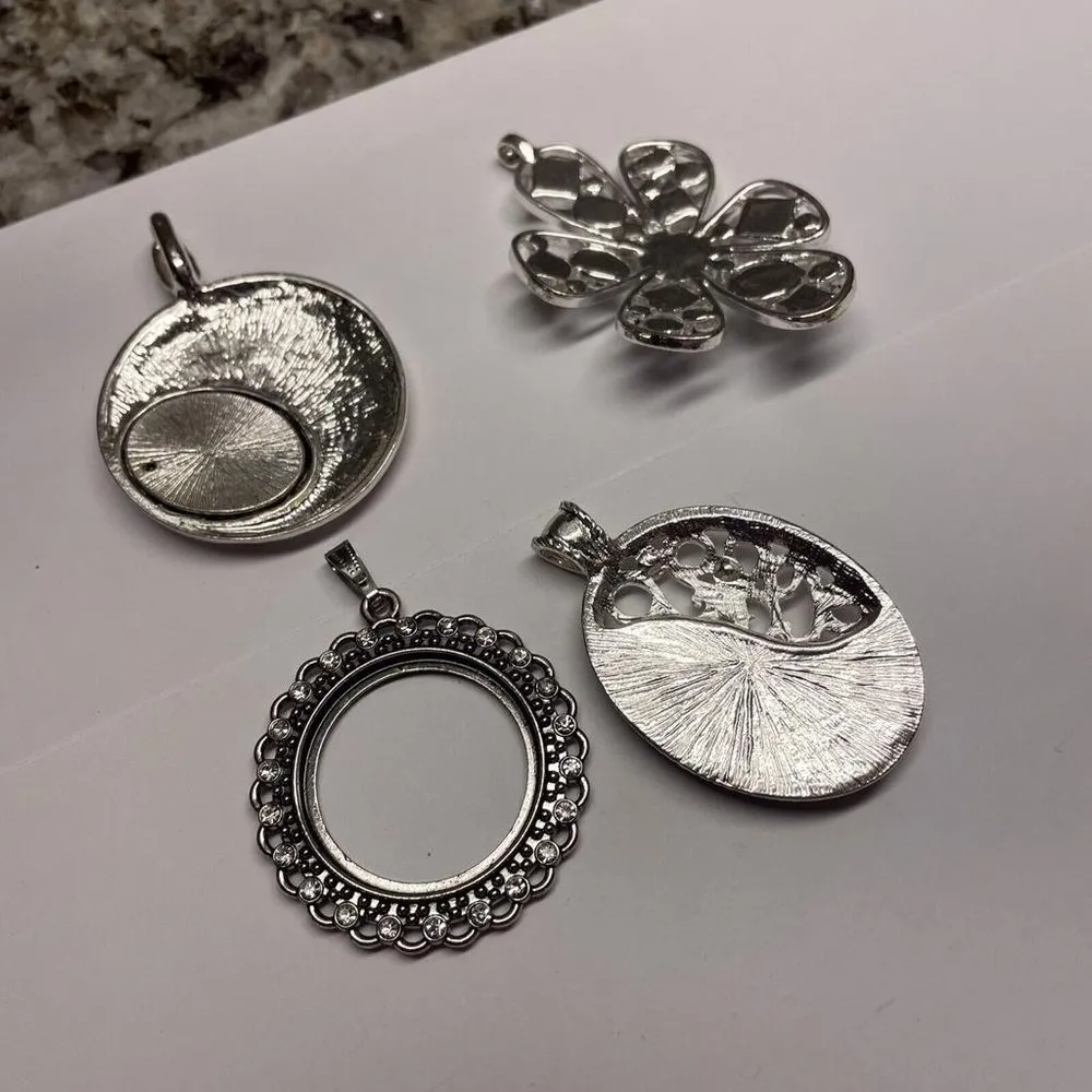 Lot Of 4 Pretty Costume Pendants / Charms - Image 8