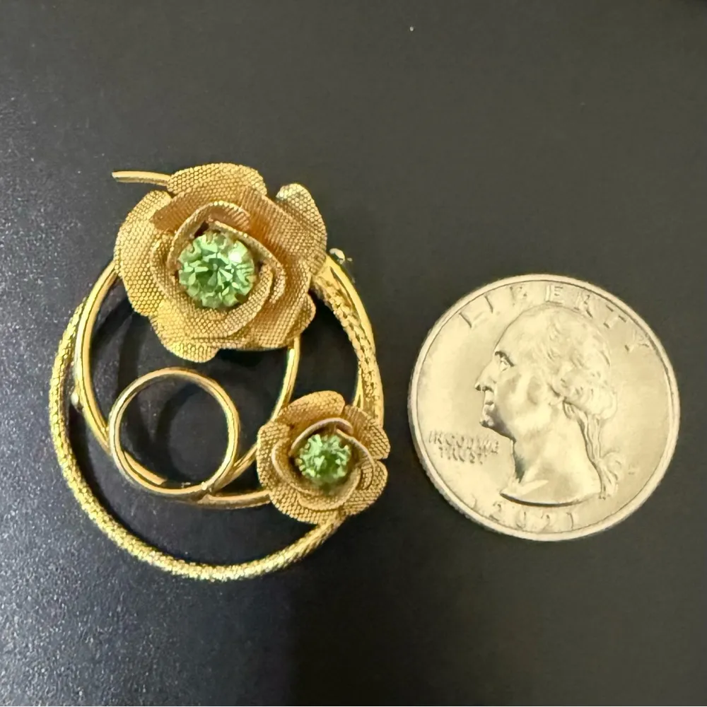 Vintage Unsigned Gold tone Peridot Green Rhinestone Birthstone Floral Brooch 8g. - Image 3
