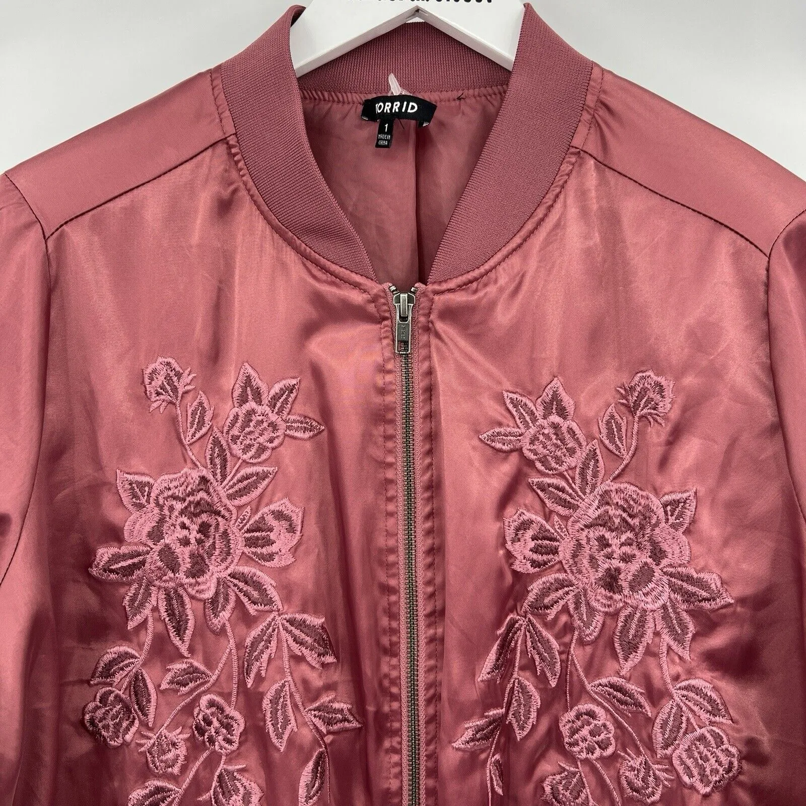 Torrid Satin Zip Bomber Jacket Embroidered‎ Floral Rose Pink Boho Plus Size 1X - Image 4
