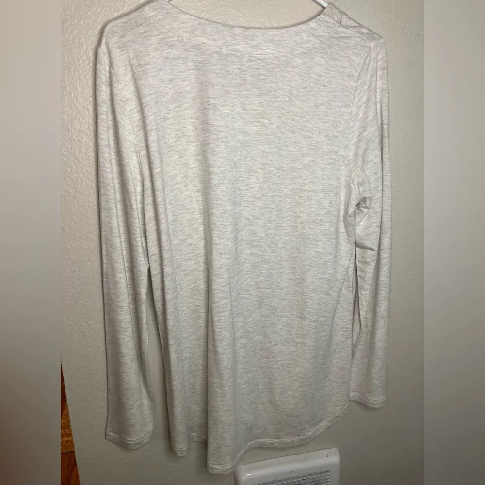 CAbi NWT  Gray Snap Shoulder Sweatshirt Size Medium - Image 5