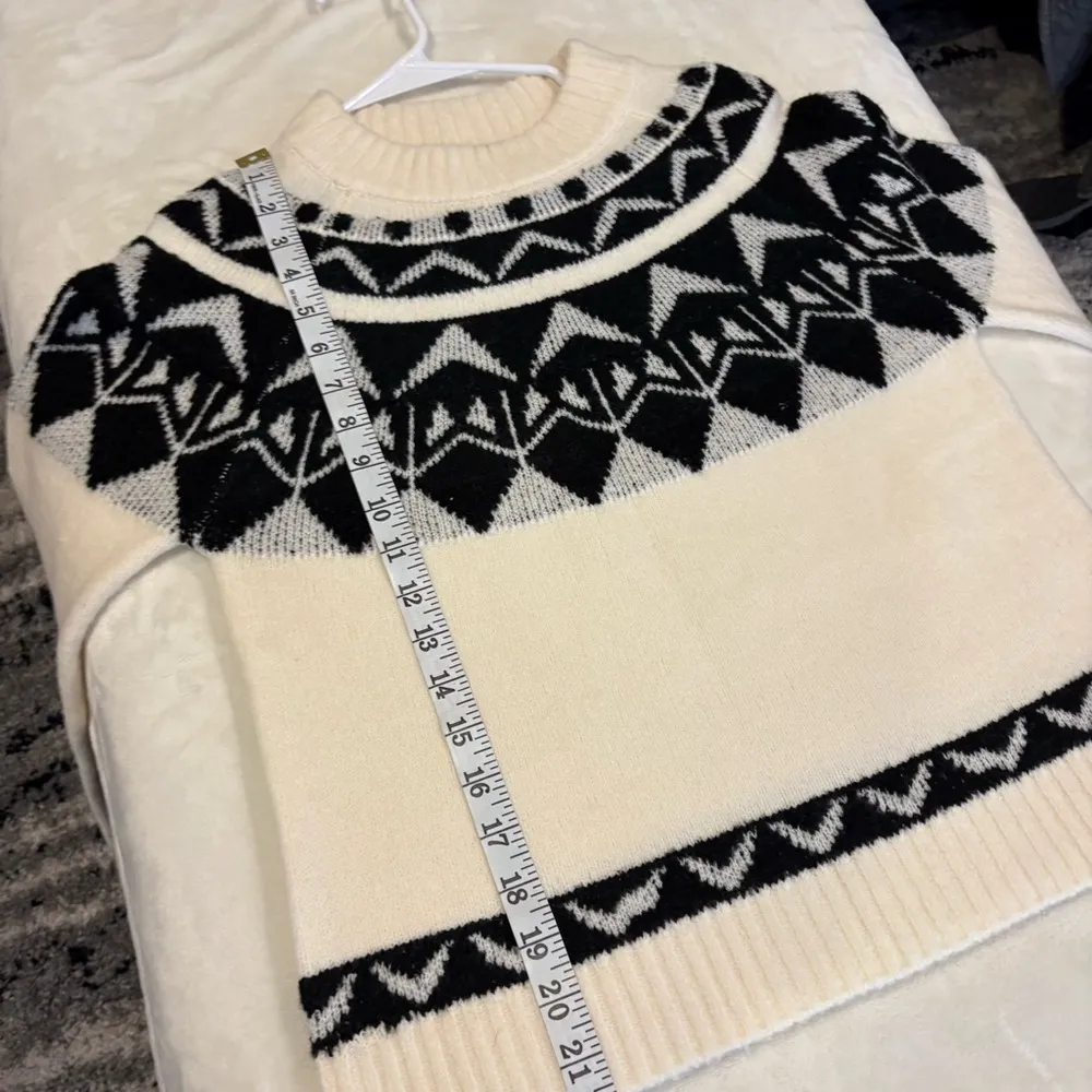 Lulu's Black and Ivory Fair Isle Sweater Size Medium - Image 7