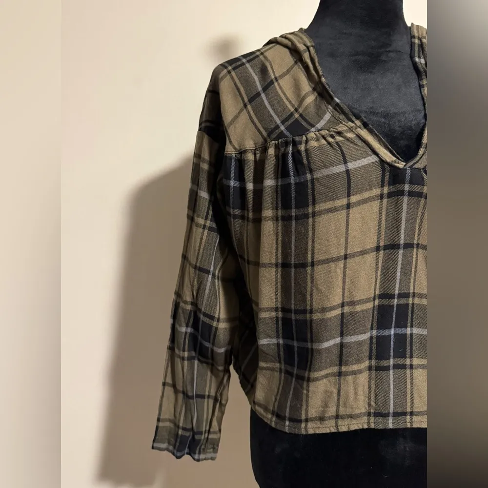 EUC Hiatus Green and Black Cropped Pullover Hoodie size medium - Image 2