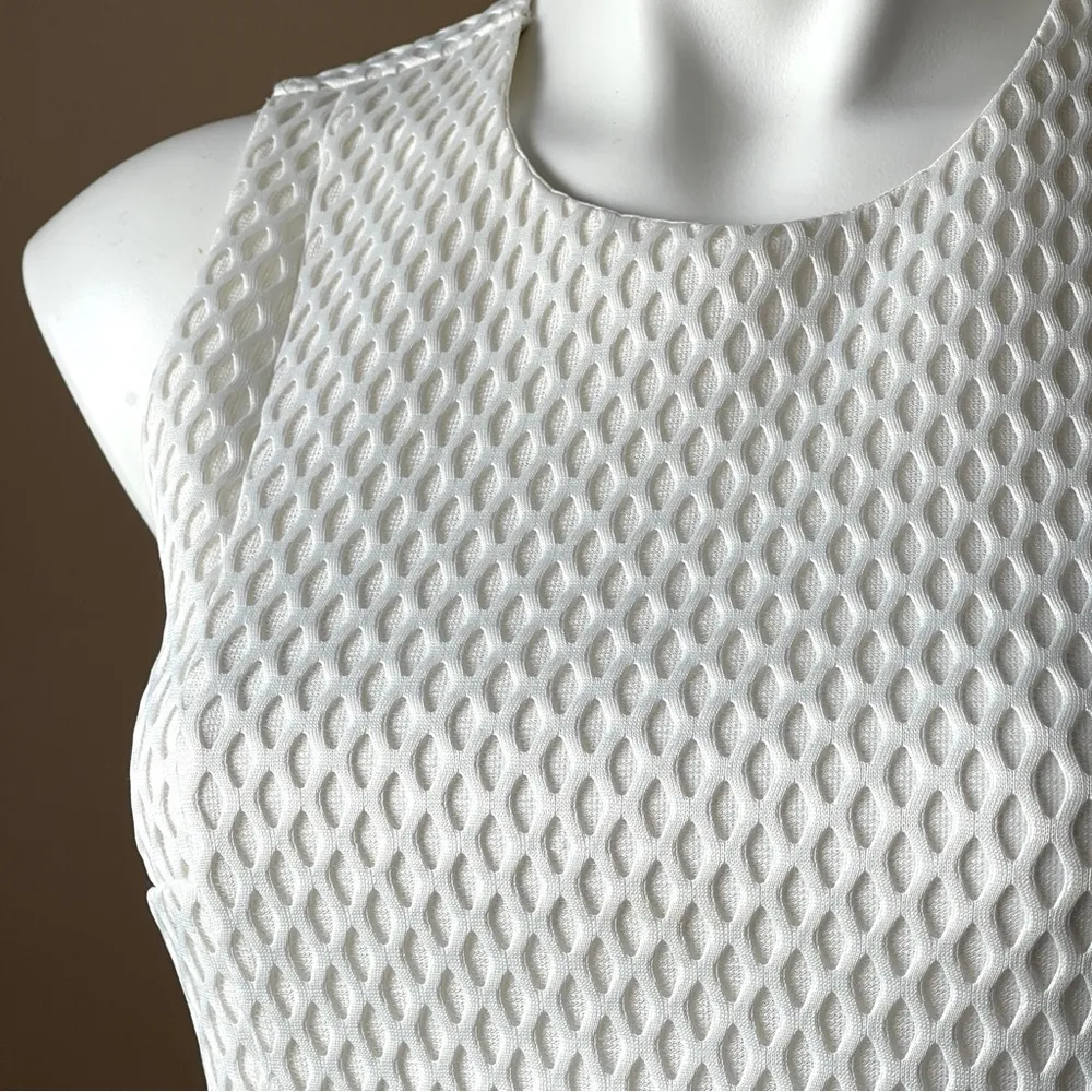 EXPRESS | White Textured Sleeveless Crop Top Sz S - Image 3