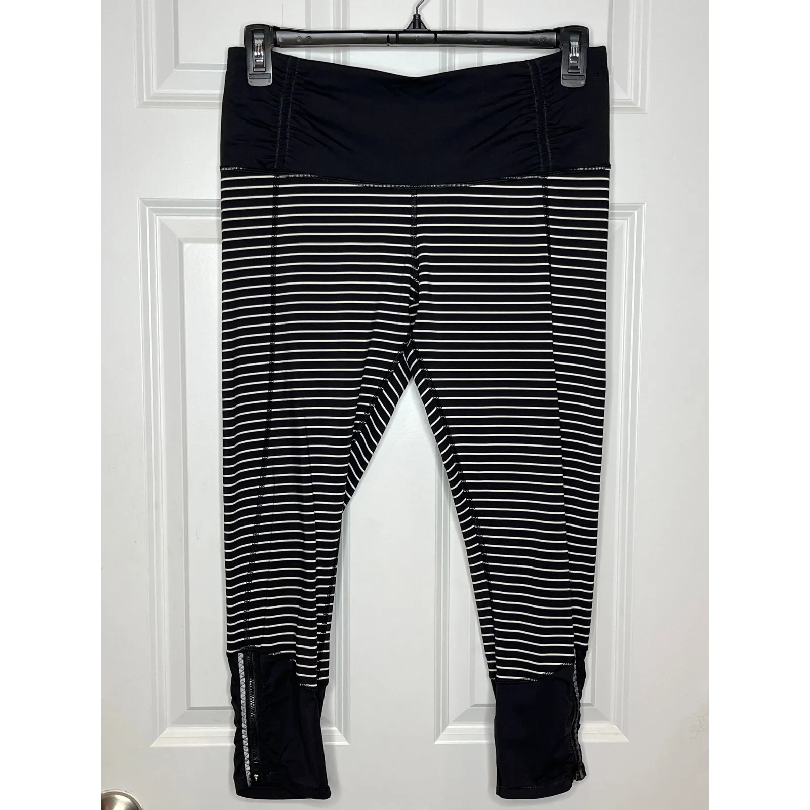 Lululemon Runday Crop Size 10 Parallel‎ Stripe Black White Zipper Ankle - Image 2