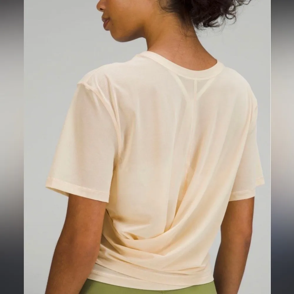 Lululemon Lightweight Mesh Reversible Yoga T-Shirt In Prosecco Size 6 - Image 4