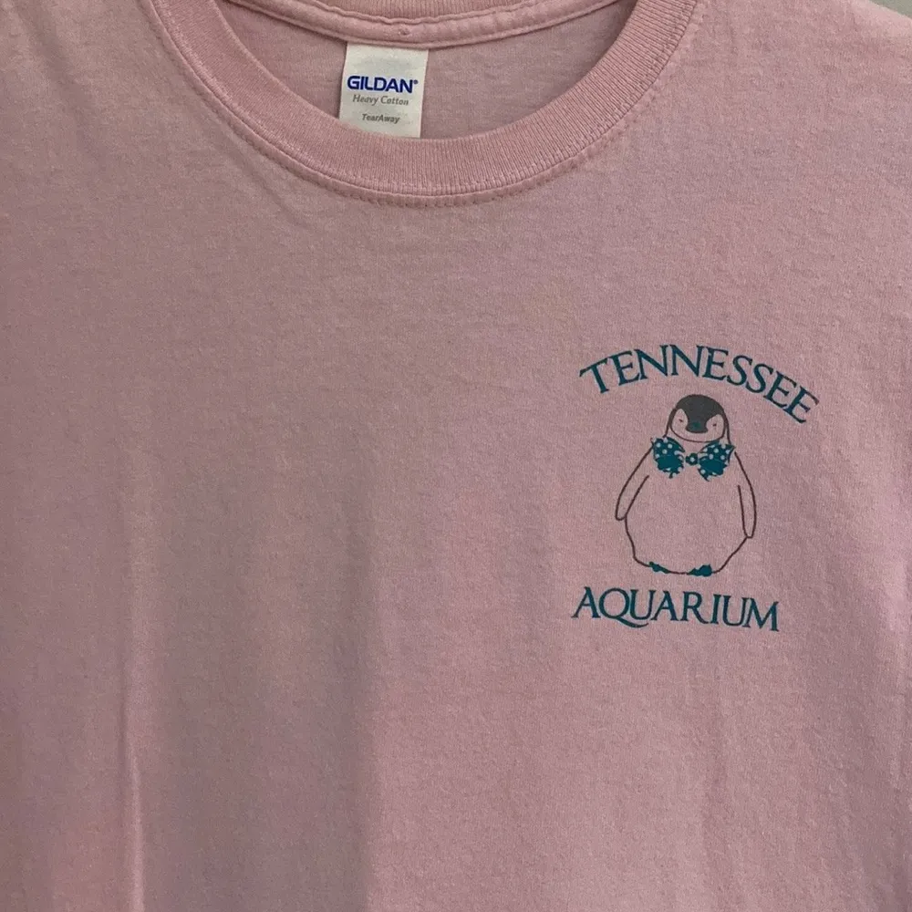 Gildan Tennessee Aquarium pink logo womens T-shirt size M - Image 3
