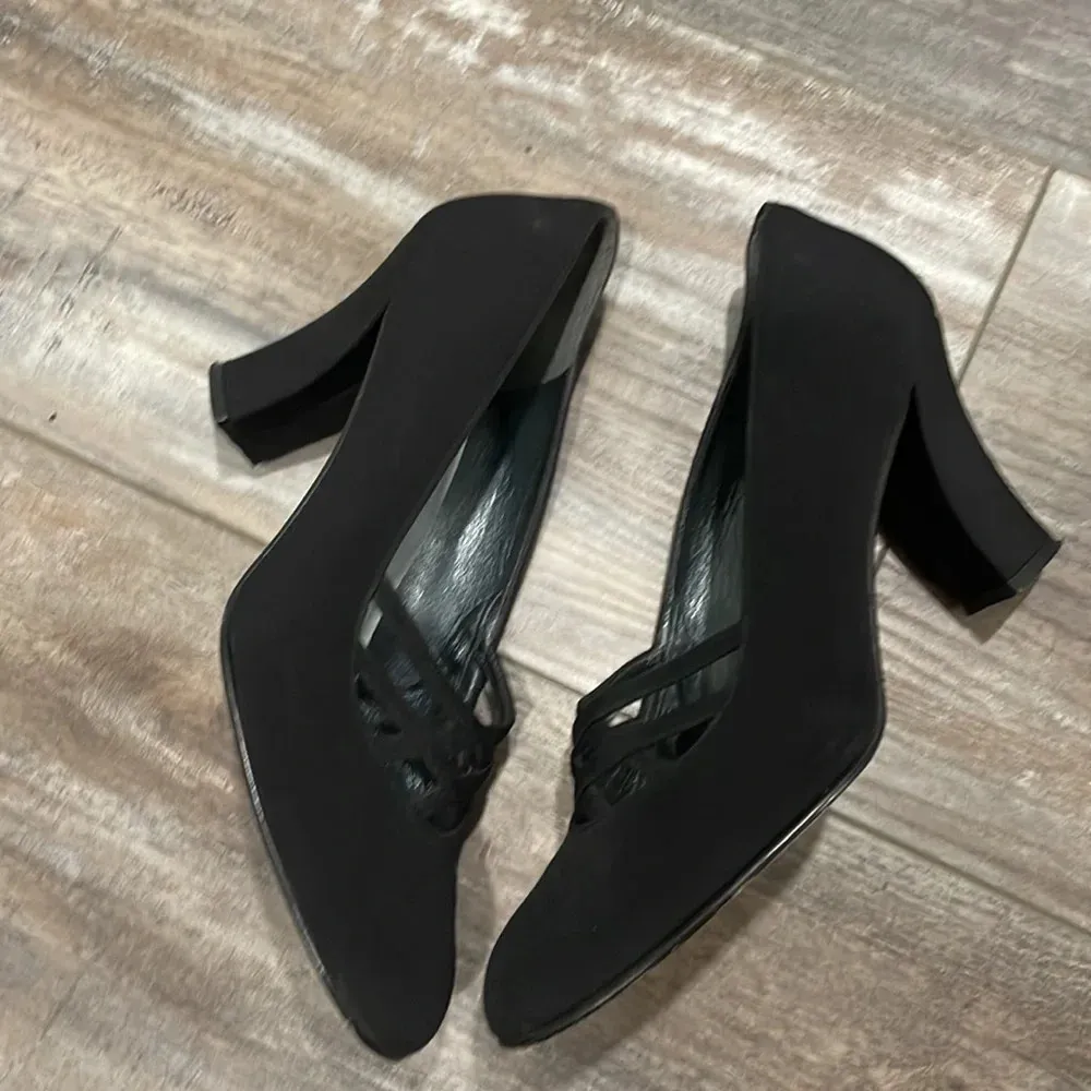 Stuart Weitzman Black Suede Oval Toe Criss Cross Heels size 8 - Image 5