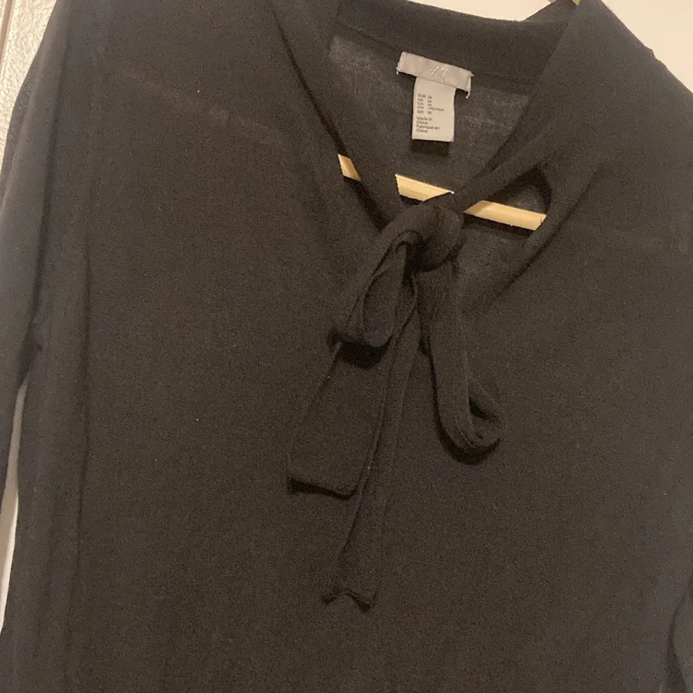 H&M Women’s Size Medium Black Long Sleeve V-Neck Top - Image 6