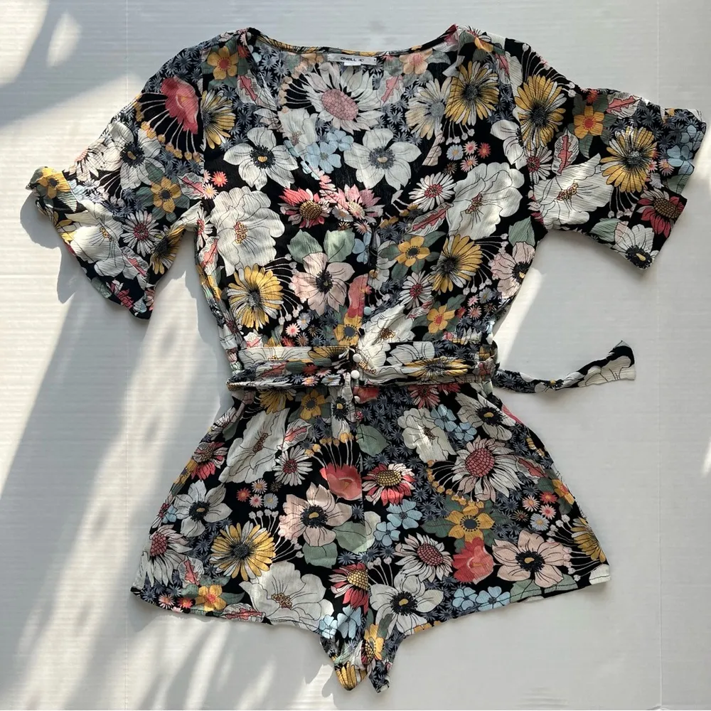 O'Neill Kyrie Twiggy Floral Romper Shorts xs black multi color flutter sleeve - Image 3