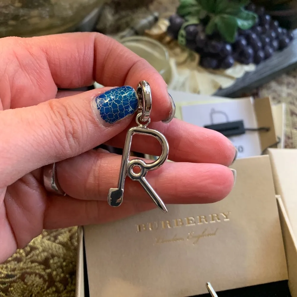 Authentic BURBERRY Silver "R" Key/Charm/pendant in box - Image 7