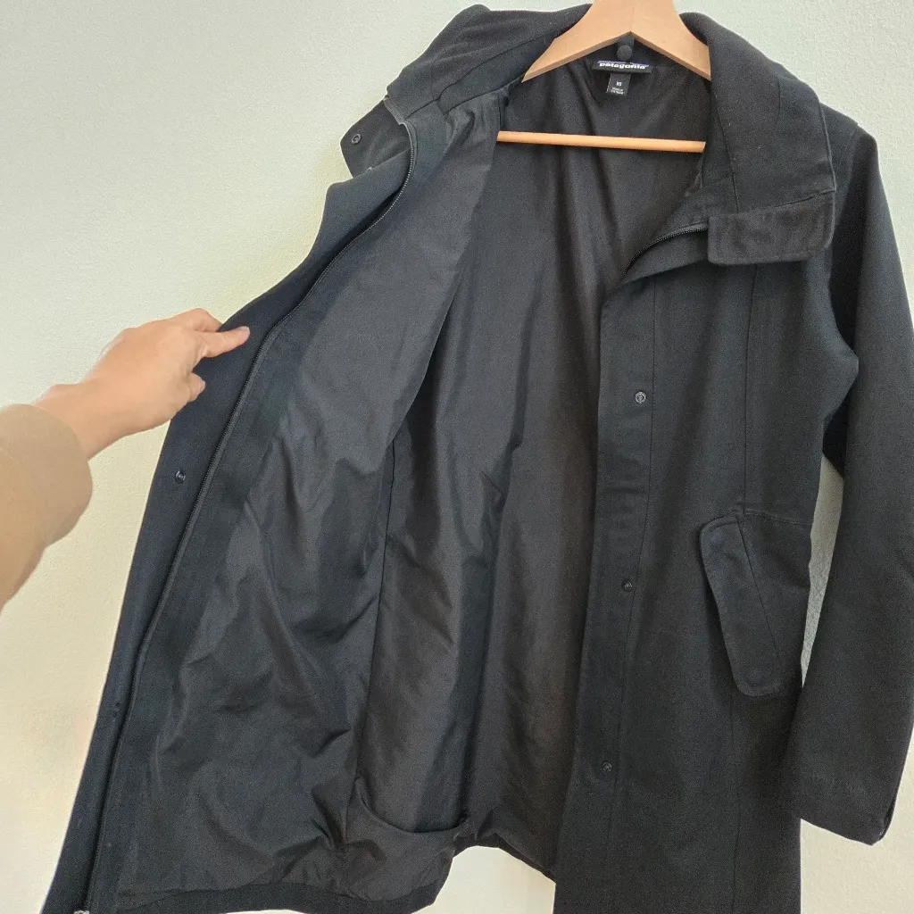 Patagonia Black Parka jacket size xs missing hoodie - Image 5