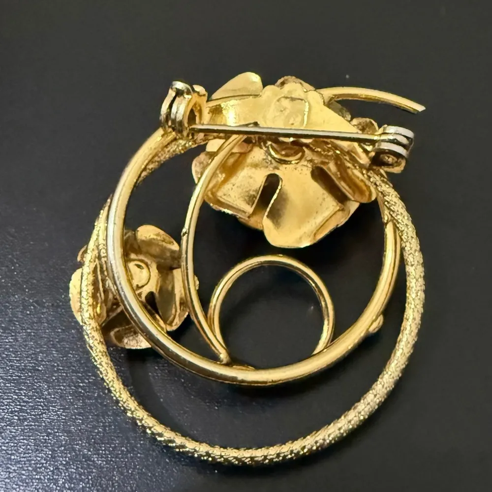 Vintage Unsigned Gold tone Peridot Green Rhinestone Birthstone Floral Brooch 8g. - Image 5