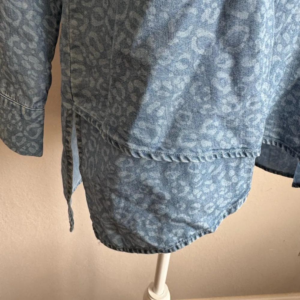Soft Surroundings Blue Denim Leopard Print Tunic Blouse Womens XS Lightweight - Image 3