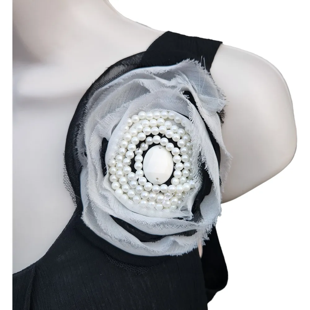 PERIDOT Women’s Medium Black Tank Top White Flower Appliqué Cinced Waist - Image 3