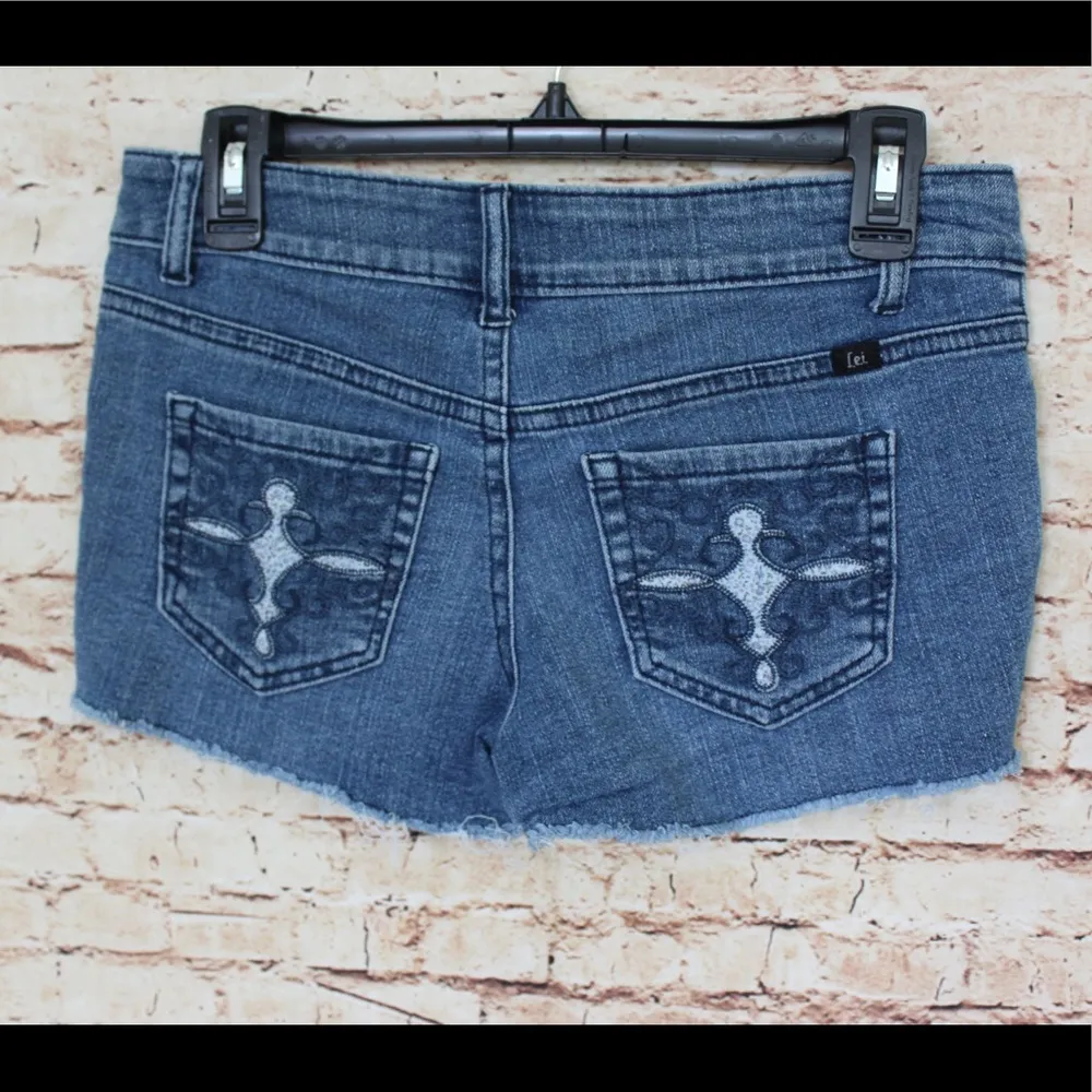 L.E.I. | low rise blue jean raw hem shorts Size undefined - Image 2