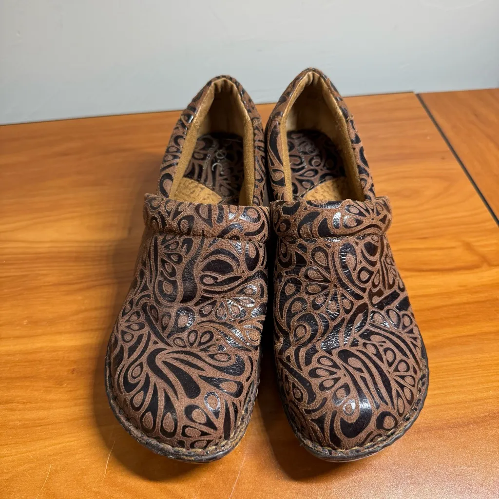 b.o.c. Born Concept Peggy Dark Brown Clog Mules Embossed Detail Leather Slip On Size 7.5 - Image 2