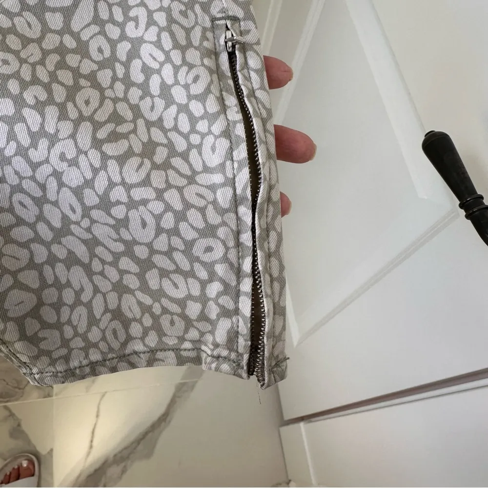 Modern Skinny Ankle Zip Jeans in Animal Print SZ 31/12 - Image 4