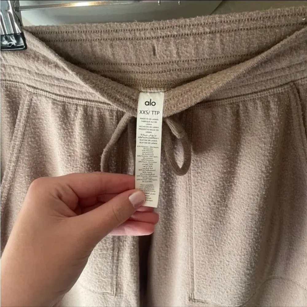 Alo yoga joggers - Image 3