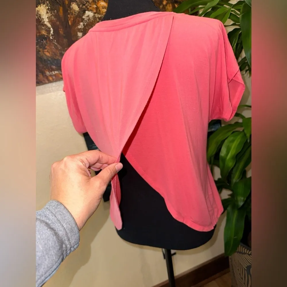 GUC SPLENDID ACTIVE SHIRT WITH CROSS OVER OPENING ON BACK Sz SMALL - Image 3