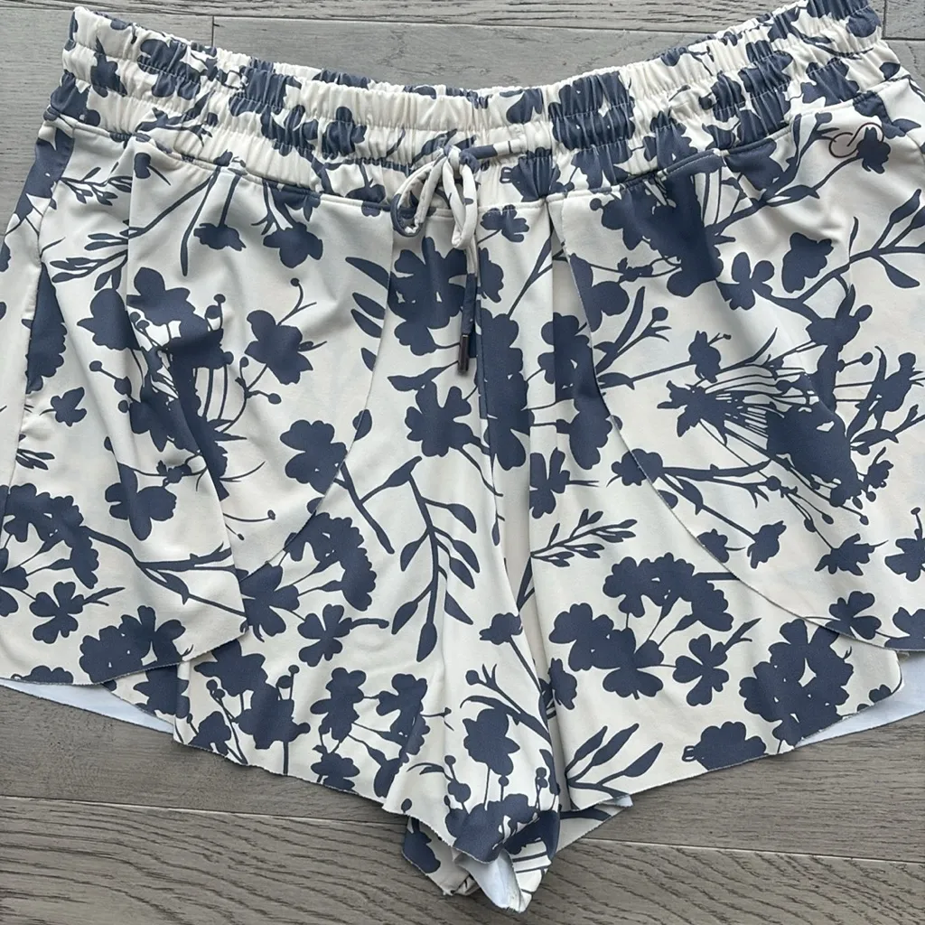 Calia by Carrie Underwood Flutter Shorts Medium Cream White Blue Flower - Image 2