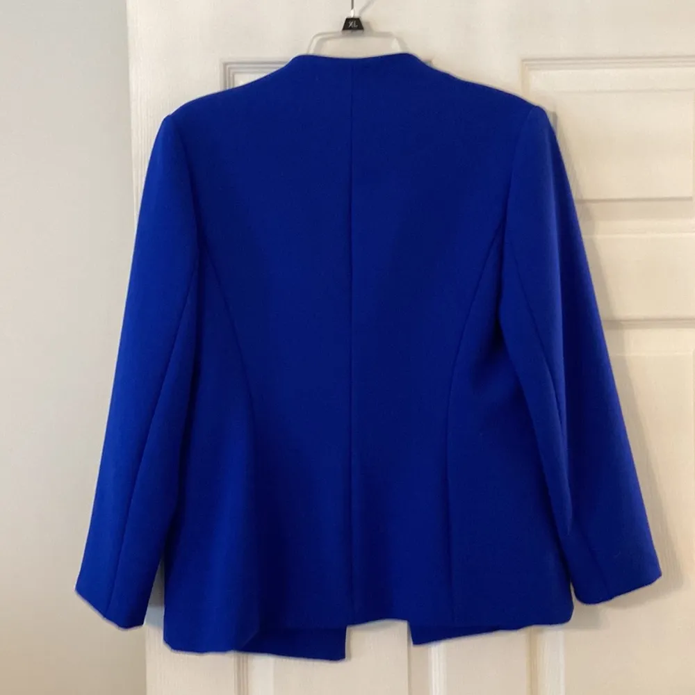 CARMAN Mark Valvo Women’s Blazer size S excellent condition length 26” - Image 5