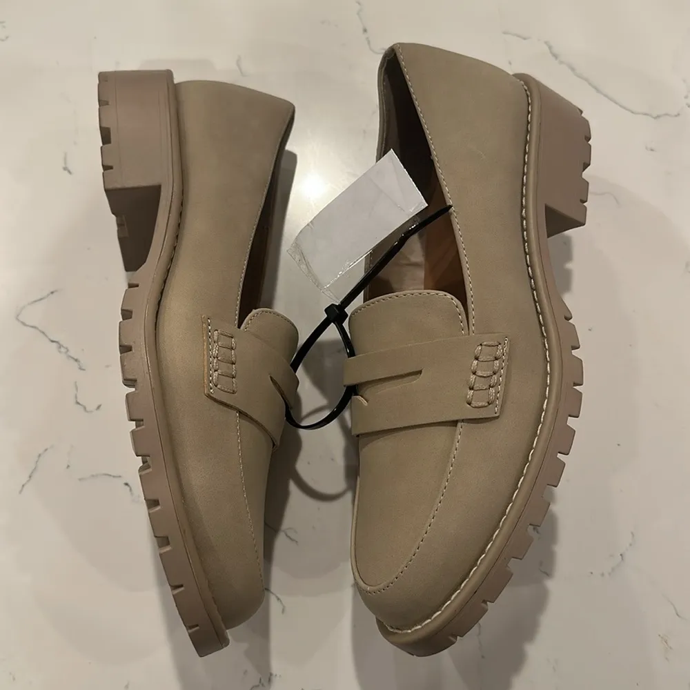 NWT DV by Dolce Vita Ladies' Lug Loafer Size 6 Beige Crisp - Image 4