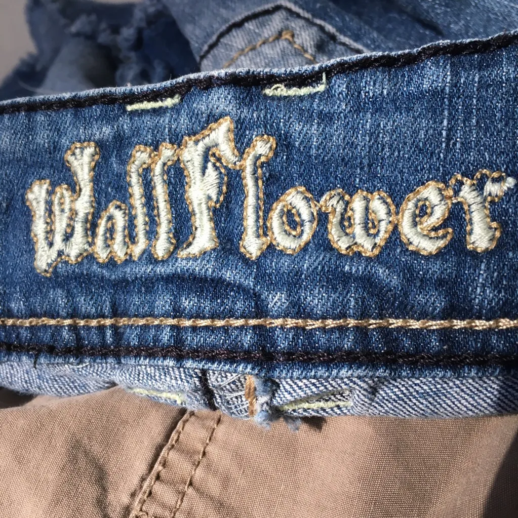 FINAL MARKDOWN Junior wallflower distressed shorts (5) Size undefined - Image 7