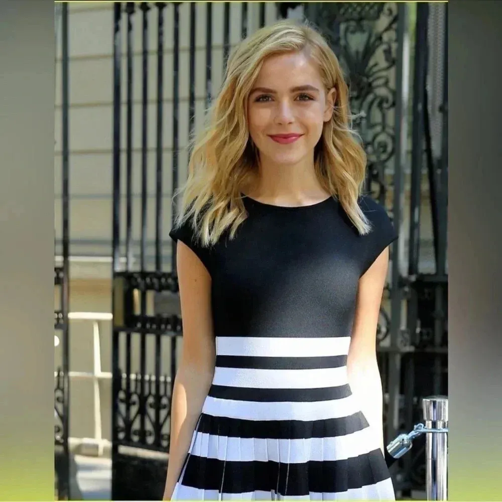 CAROLINA HERRERA Striped Cap-sleeve
Pleated Dress size large - Image 4