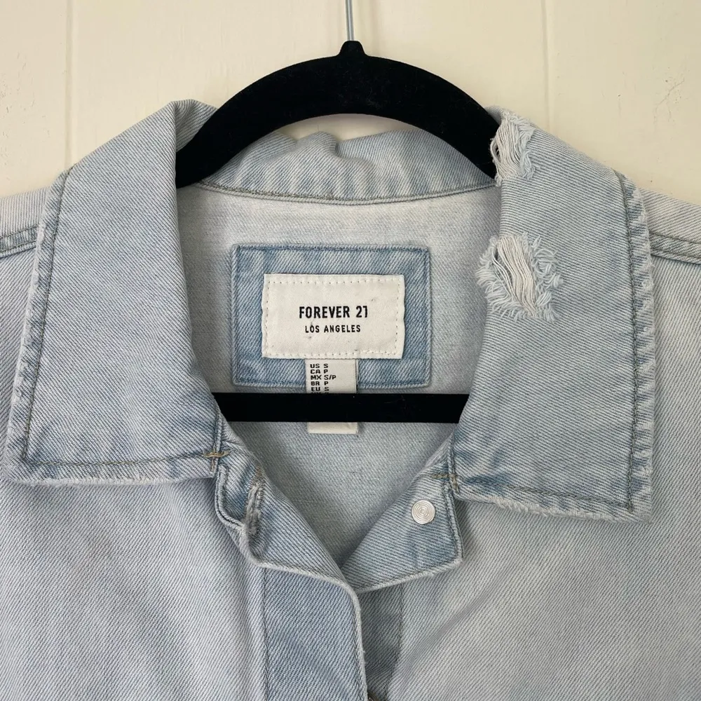 Forever 21 distressed light wash denim jean jacket  ~ holes 90s Y2K ~ Size Small - Image 11