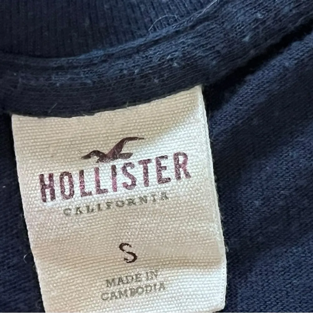 Hollister Y2K Hibiscus Flower Accents Navy Fitted TShirt Small Coastal Surf Chic - Image 3