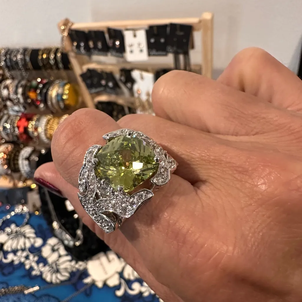 Exquisite Swarovski Peridot & Clear Sterling Silver Overlay Ring Size 7.25 - Image 2