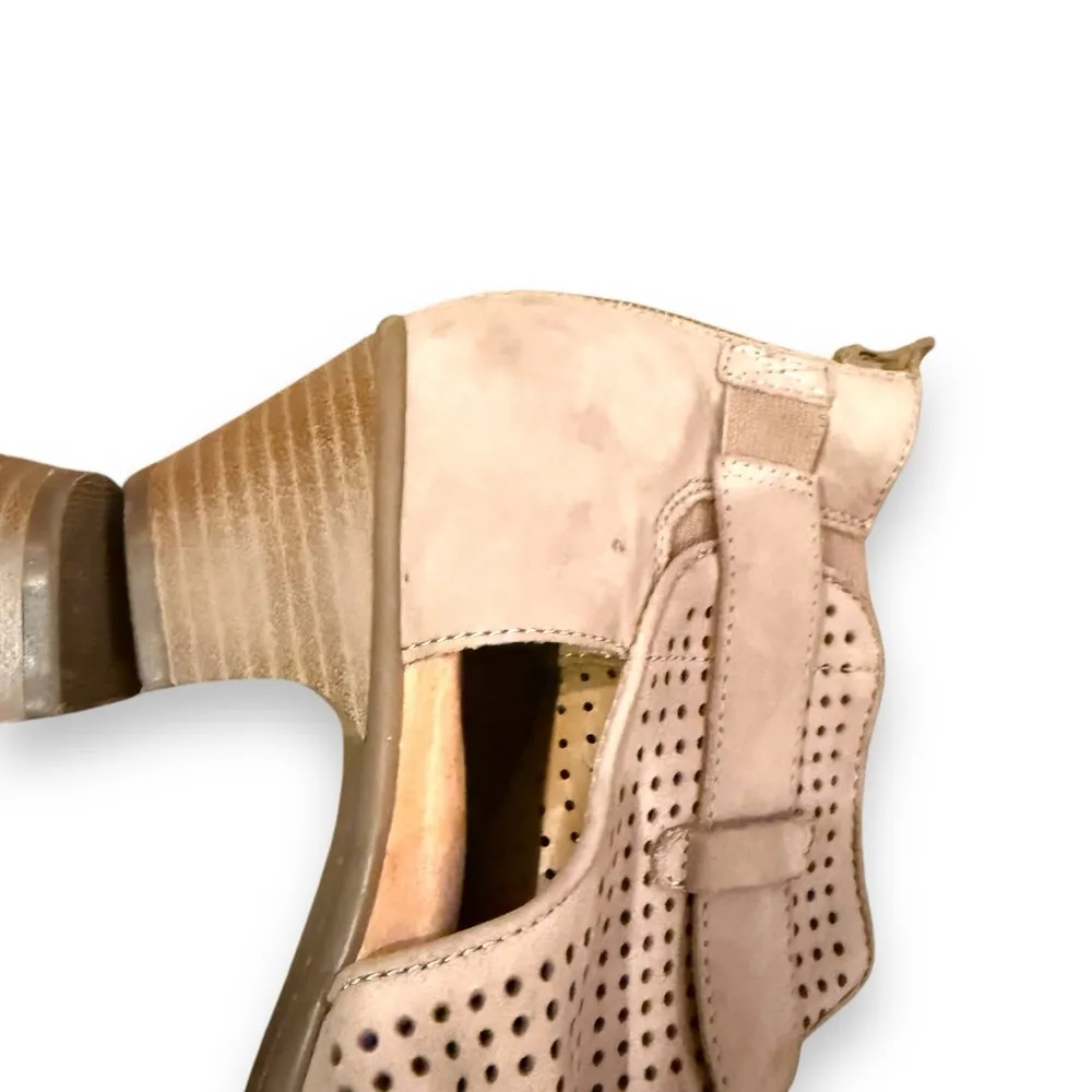 Earth Intrepid‎ Nubuck Perforated Peep Toe Taupe Heel Booties Sz 8 Tan - Image 7