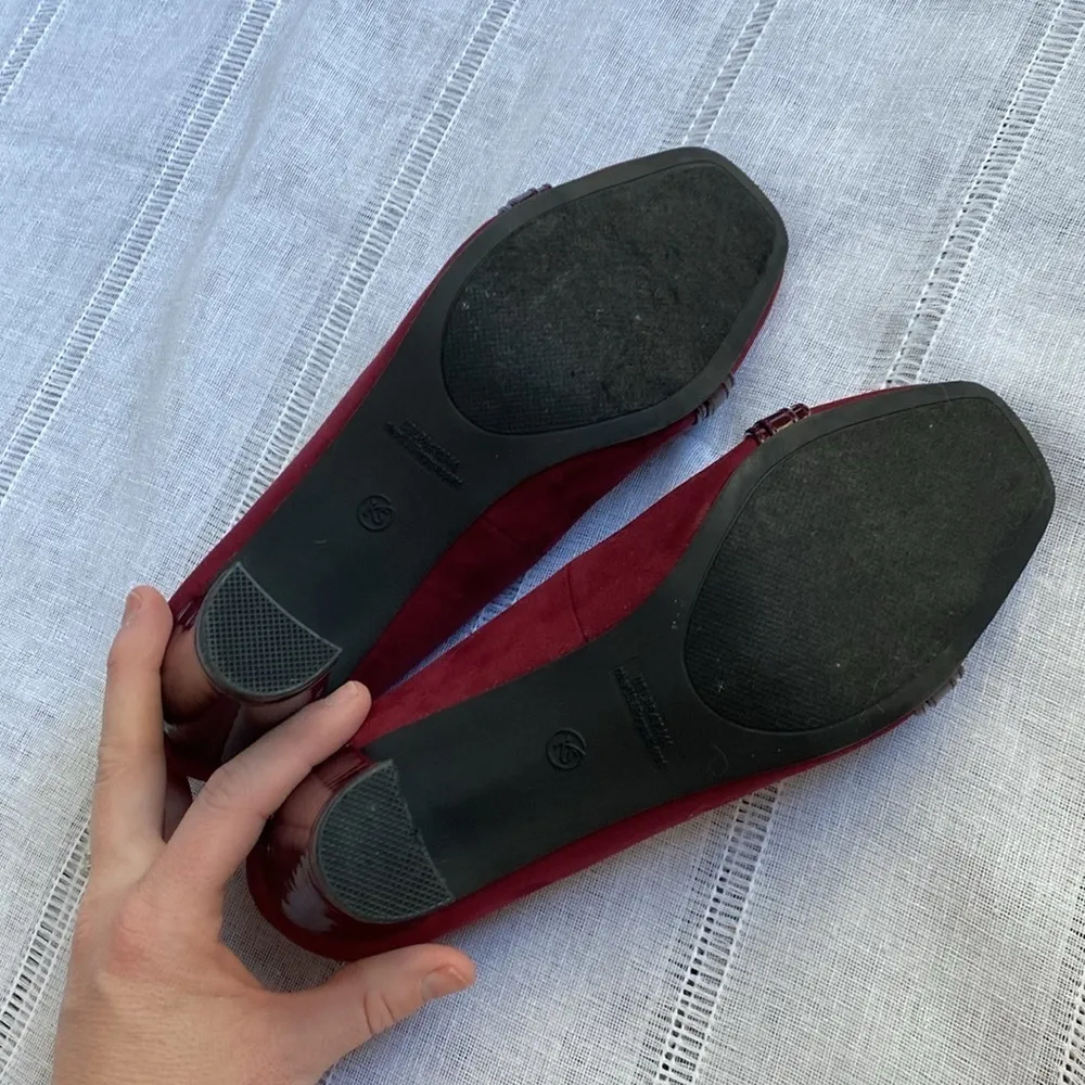 Karen Scott NWOT maroon pumps. - Image 5