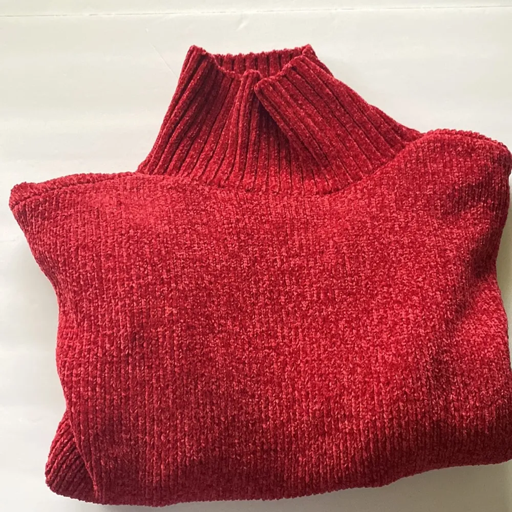 NWOT Chaser oversized red chenille cozy knit turtleneck sweater, size medium - Image 5