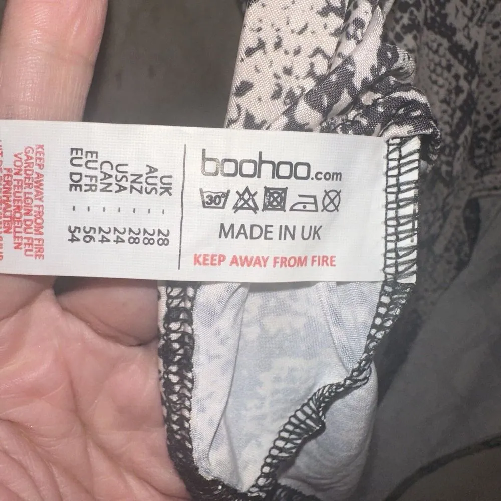 Boohoo Womens‎ Creme Snakeskin Satin V Neck Silky Draped Bodysuit Sz US 24 Tan - Image 5