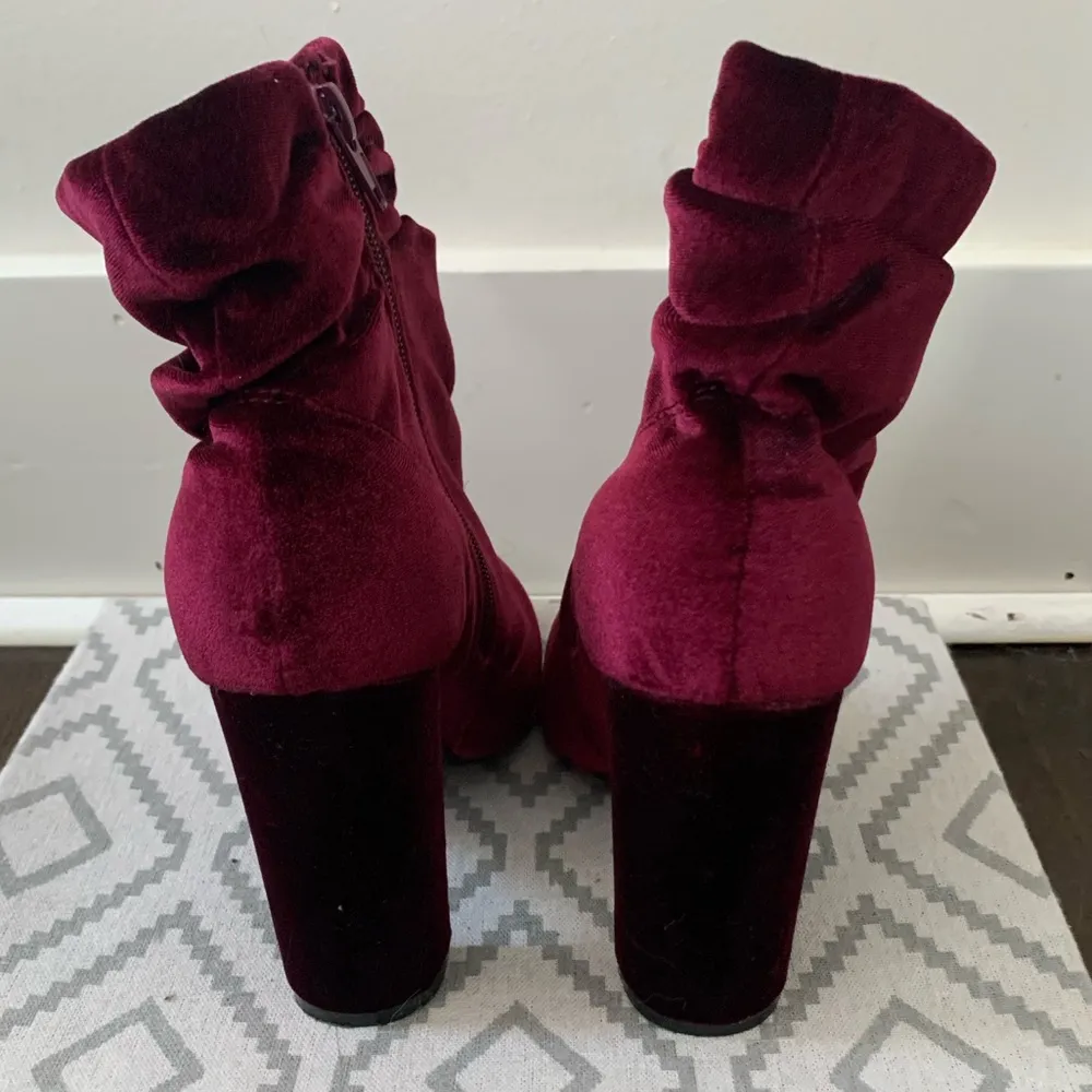 AKIRA burgundy velvet heels - Image 3