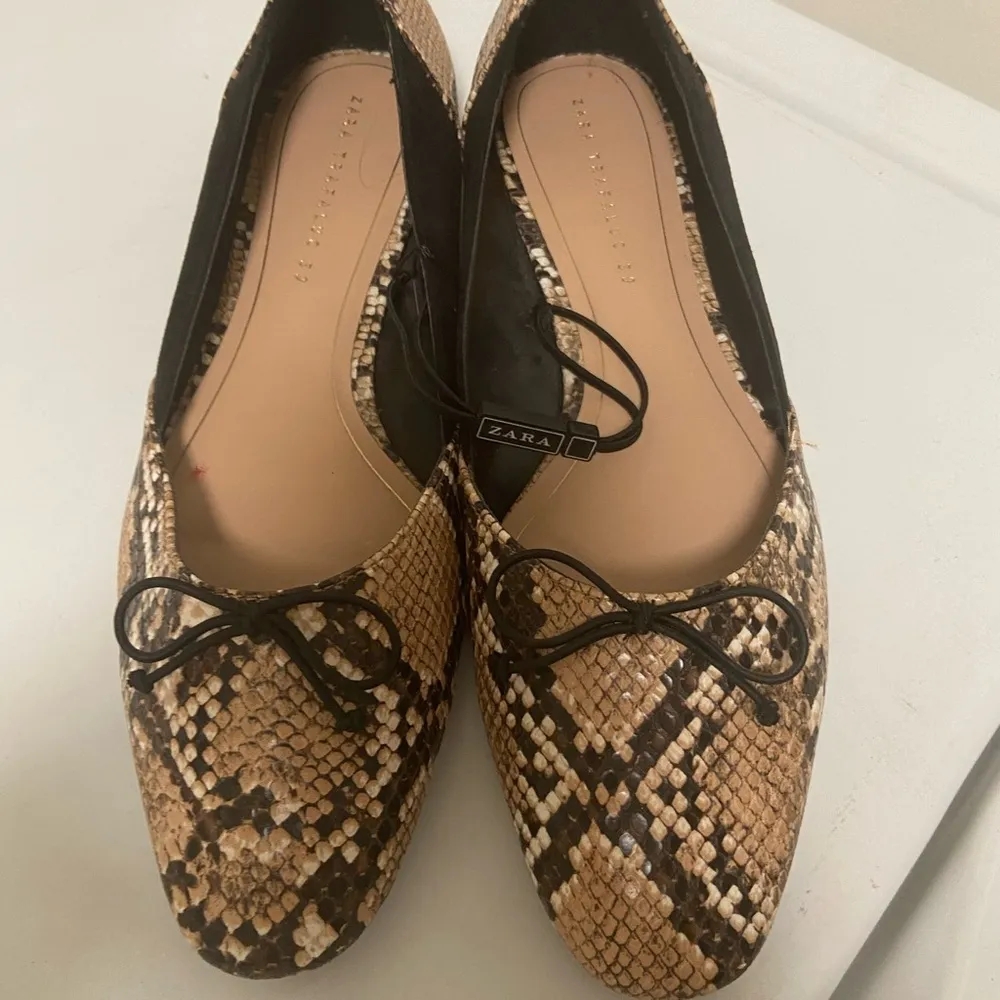 ZARA  trafaluc snakeskin and black flats new size 8 - Image 6
