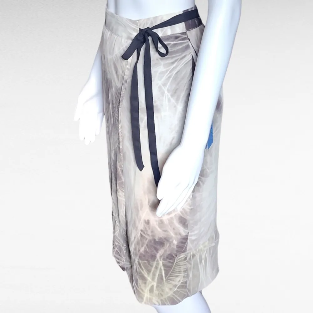 Simply Vera  Gray Ivory Whimsical Print Chiffon Wrap Skirt Size Medium - Image 2