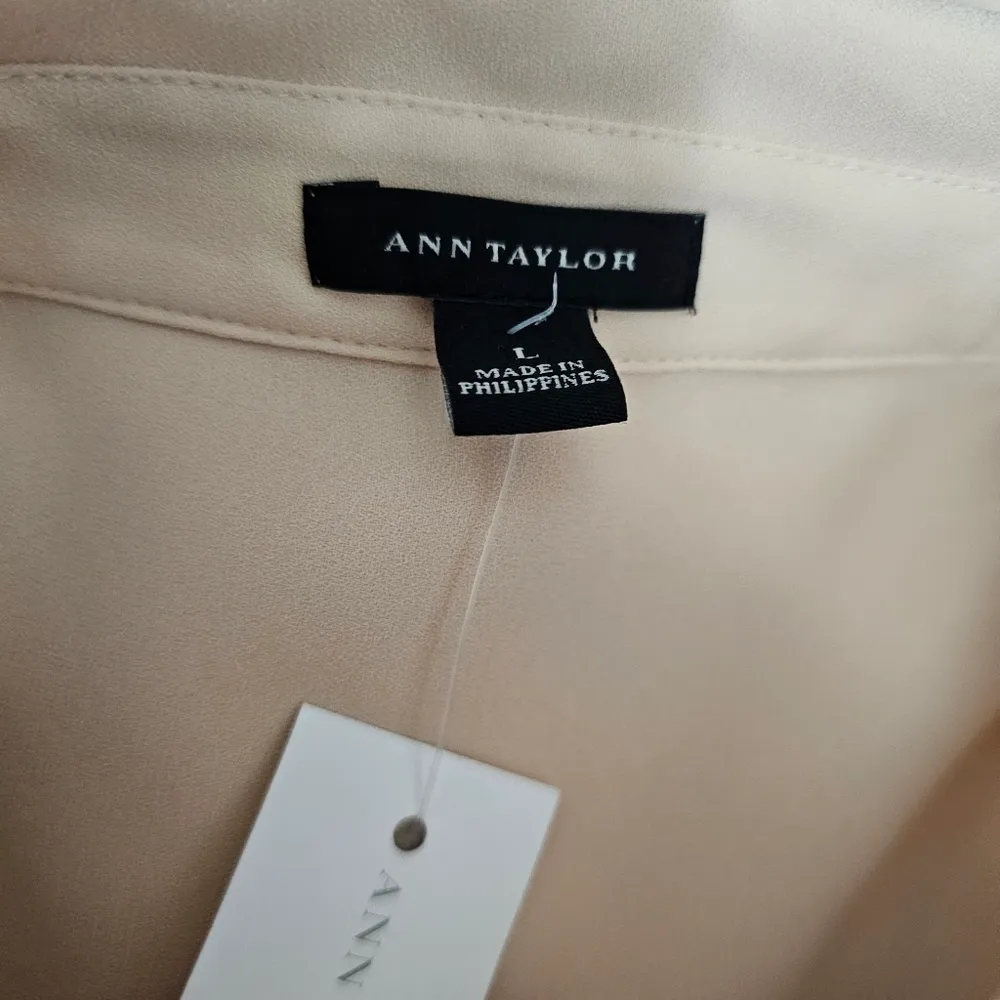 Ann Taylor Nude & Black Tipped Crepe Button Down Size Large - Image 6