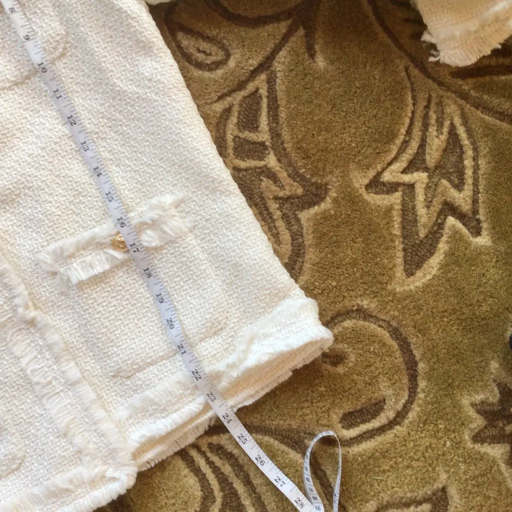 Last One Women’s White Tweed Jacket Fringe Accent Gold embossed button sz lg NWT - Image 8