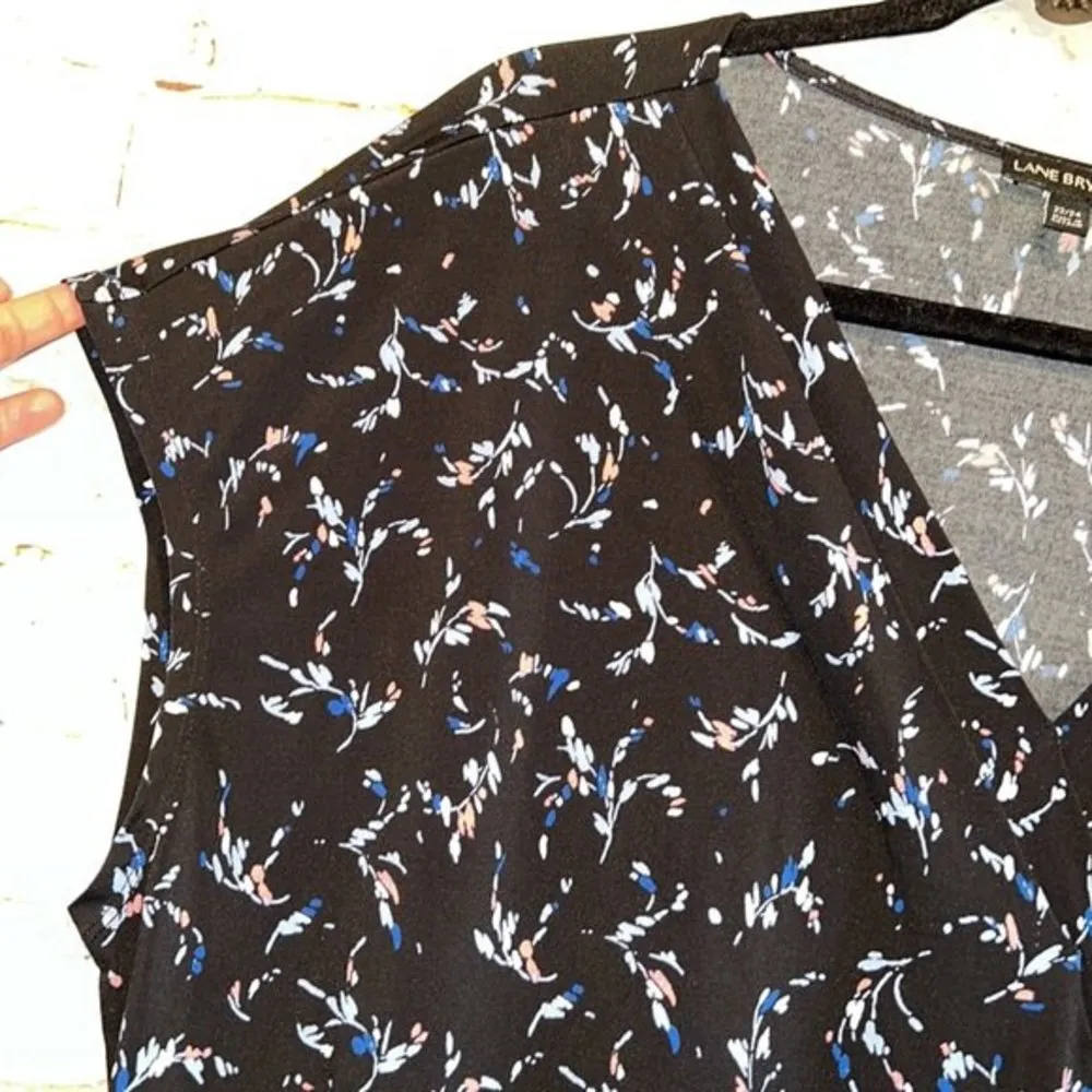 Lane Bryant short sleeve blouse pullover black floral 22/24 v neckline plus - Image 5
