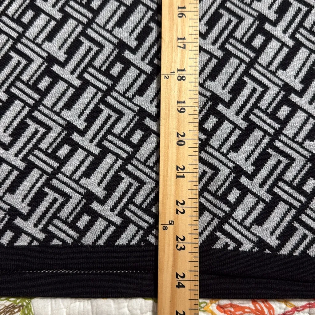 Retrelogy women’s size large pullover long sleeve black grey geometric sweater - Image 2