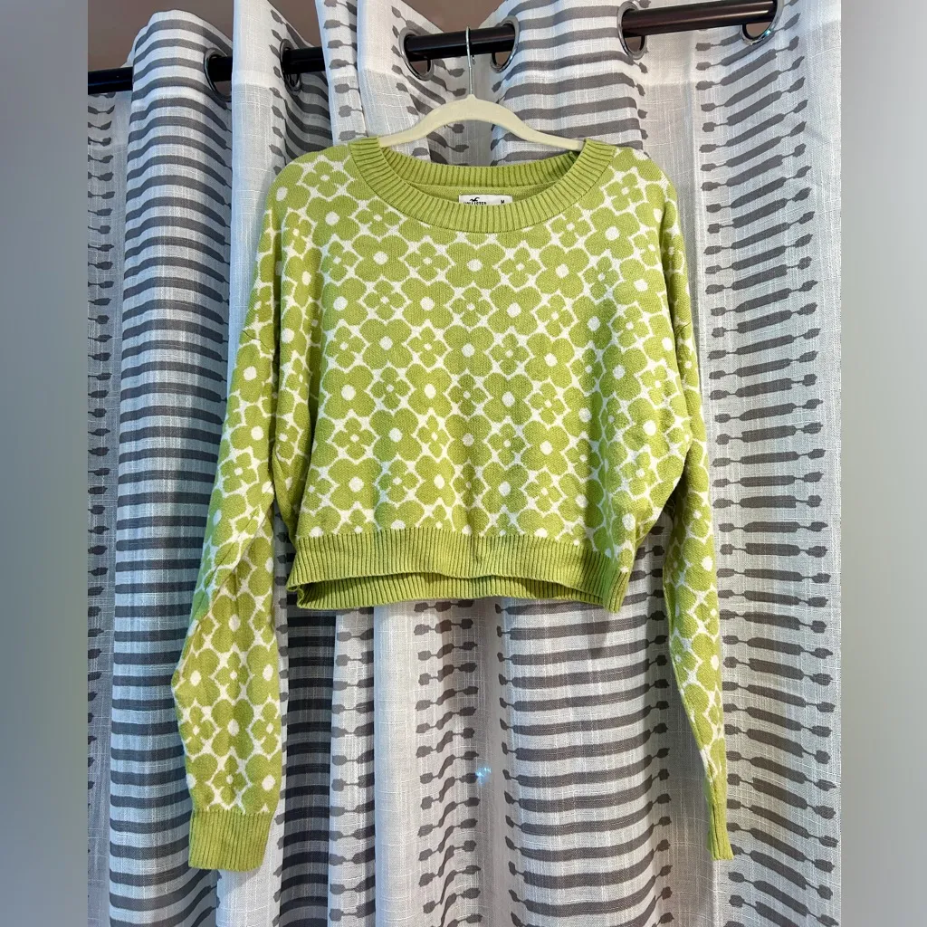 Hollister women’s soft knit crop sweater size medium - Image 2